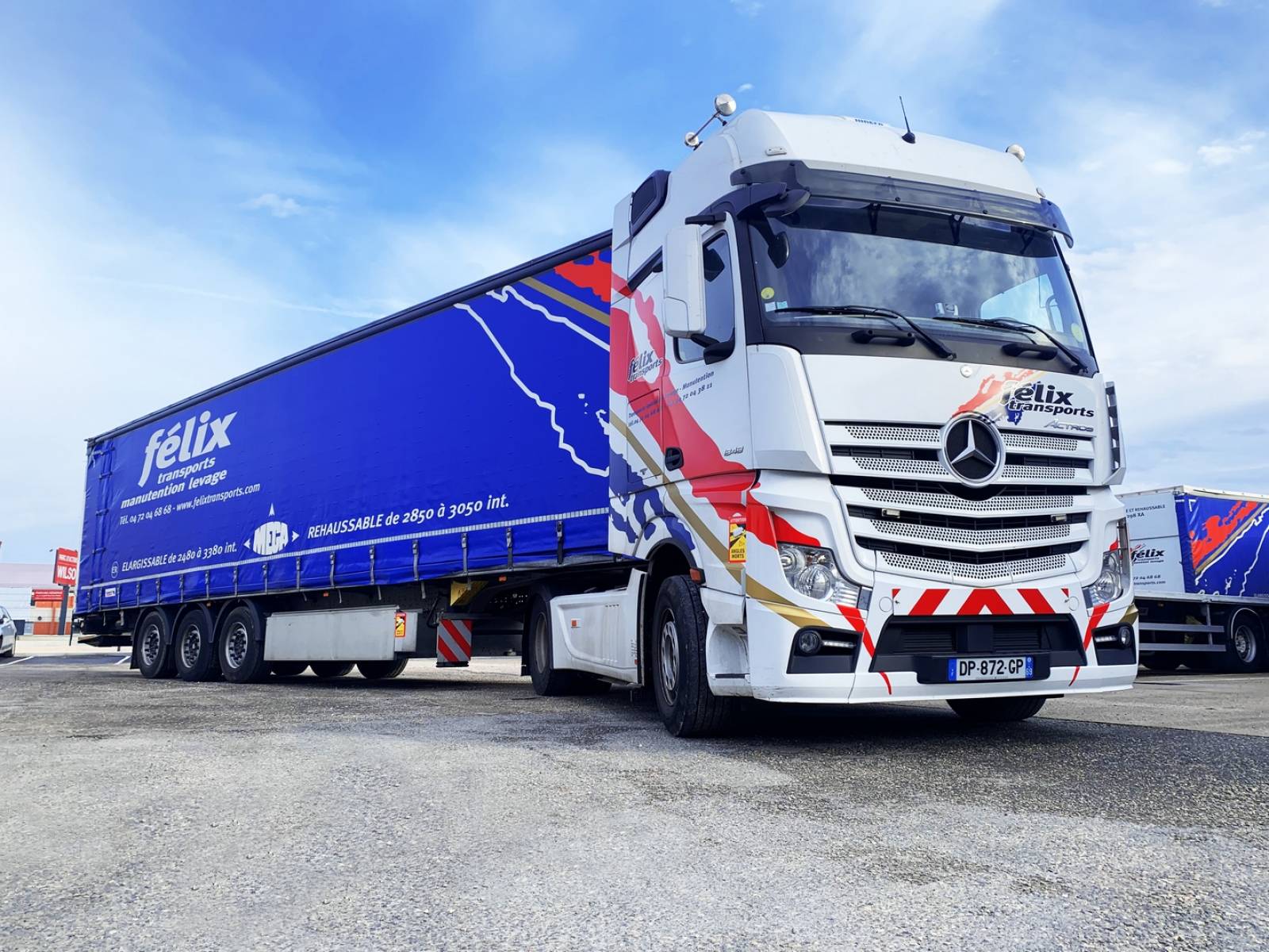 Camion remorque MEGA à LYON